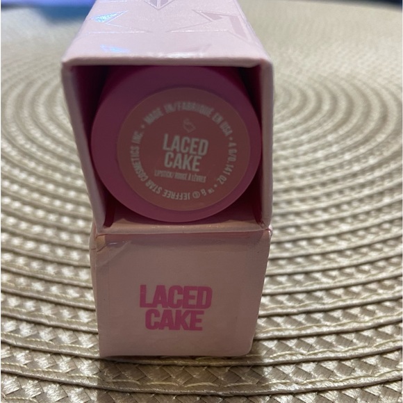 Laced Cake Jeffree Star Cosmetics velvet trap lipstick NWT - Picture 3 of 4